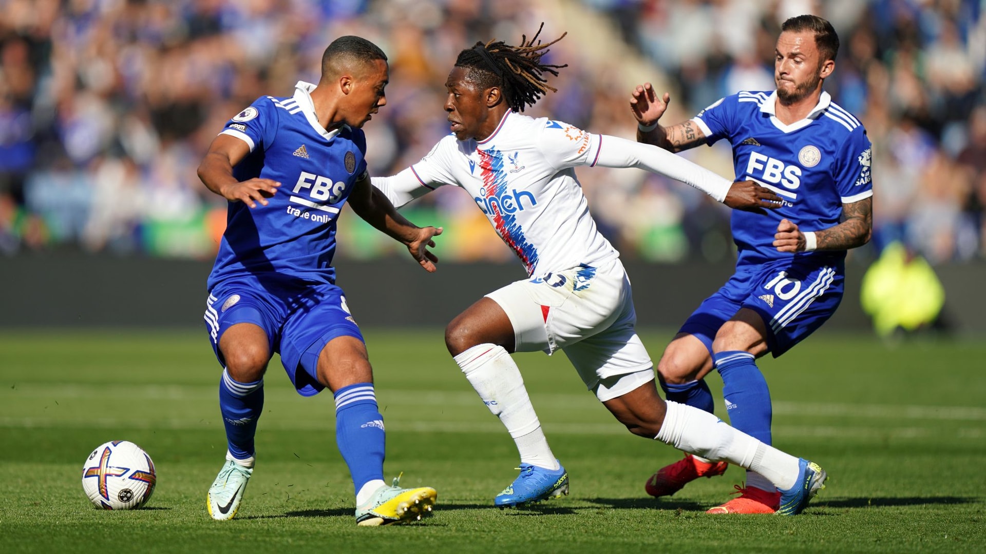 Leicester 0-0 Crystal Palace: Foxes remain in relegation zone after stalemate | Football News | Sky Sports